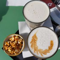 Dirty chai latte & chocolat chaud au lait de noisette maison ! at Madam Bakster in Ghent
