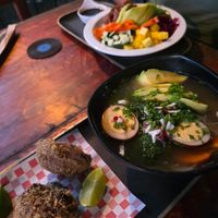 Ramen mit Glasnudeln, Gemüse, crunchy Pilzen und Ei. Bowl at Lazy Cat in Minca
