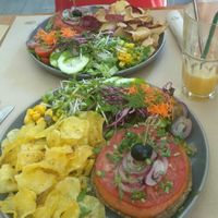 Hambúrguer de lentilhas e nozes no prato com batata frita e salada 👌 at Café Palhinhas in Figueira Da Foz