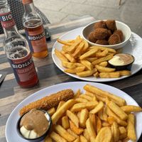 Oesterzwambitterballen en vegan kipcorn. Vegan mayo  at Grandtaria Friet van Piet in Groningen