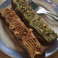 Восхитительно кремовые фисташковый и арахисовый эклеры at Mox in Moscow