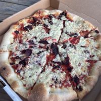 Beetaronni pizza. It was 🔥   at Li'l Nonna's in Austin