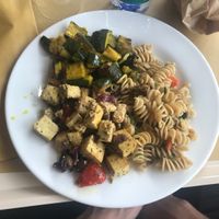 Fusilli alle verdure, tofu al curry e zucchine alla curcuma   at Biosapori in Lancenigo