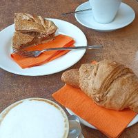Cappuccino di avena, brioche e torta di mele at Biosapori in Lancenigo