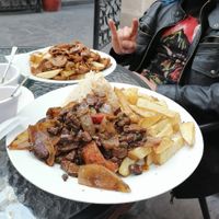 Lomo saltado y champipapas en el fondo at Omphalos in Arequipa