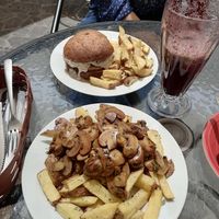 Champipapas y burger at Omphalos in Arequipa
