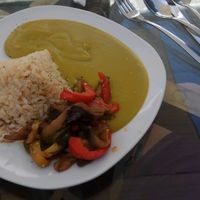 Puré de arverjas, con arroz integral y verduras salteadas at Omphalos in Arequipa