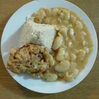 Arroz con guiso de garbanzos y broaster de coliflor. No tan sano, pero rico at Omphalos in Arequipa