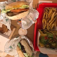 Nuggets Nachos & burgers at La Trocadero in Barcelona