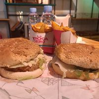 Hamburguesa de hummus y hamburguesa de pesto at La Trocadero in Barcelona