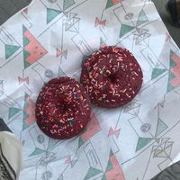 Vegan red velvet donuts - The best at La Trocadero in Barcelona