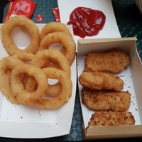 Aros de cebolla y chicken nuggets at La Trocadero in Barcelona