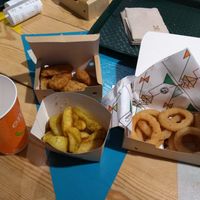patatas, nuggets, aros de cebolla. 100% vegan at La Trocadero in Barcelona