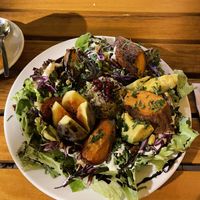 Salade de légumes et quinoa at Organi Chiado in Lisbon
