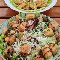 Ensalada cesar y penne con pesto at Organi Chiado in Lisbon