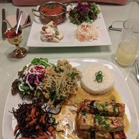 Chili mit Salat und Reis, Tofu in Mangosauce (unten) at Organi Chiado in Lisbon