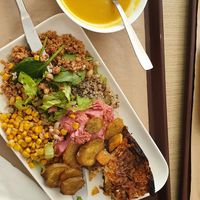 Ensalada y quiche vegano, sin gluten y sopa de verduras at Saladas+ in Aveiro