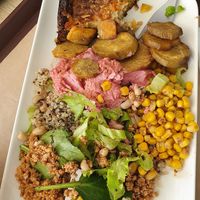 Ensalada de verduras bien servida at Saladas+ in Aveiro