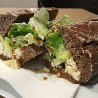 pao de alfarroba com tofu e alface at Saladas+ in Aveiro