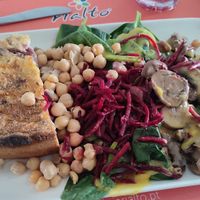 Vegan and gluten-free quiche with 5-topping salad at Saladas+ in Aveiro