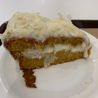 Coconut vegan cake at Saladas+ in Aveiro