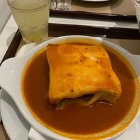Vegan francesinha with passion fruit lemonade at Saladas+ in Aveiro