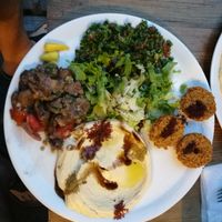 Humus, falafel, taboulé et fèves...Menu 1 moins de 20 lires. Vraiment très bien at Falafel Koy in Istanbul