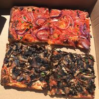 Cherry tomatoes and red onion on top, mushroom on the bottom at Romana Pizza in Lisbon