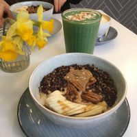 Green smoothie and porridge topped with banana, granola and caramel sauce  at Brochan in Edinburgh