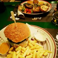 un burger menu e un piatto unico at JustVeggie in Siracusa