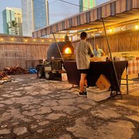 Good vibes and good pizza at Floralia in Honolulu