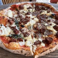 Pizza- edges look crisp but underneath was soft    at Floralia in Honolulu
