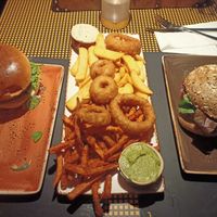 Fries mix plus truffle and nature burger at Peter Pane - Schlump in Hamburg