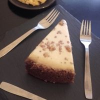 Cake + cookie at Chillin' Cafe in Madrid