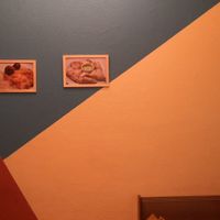 Linda parede com pintura das cores da bandeira do Congo. at Congolinaria - Alfonso Bovero in Sao Paulo