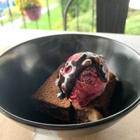 Bizcocho con helado at El Manglar in Oviedo