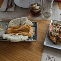 Hummus y boniatos asados con chimichurri at El Manglar in Oviedo