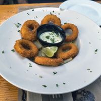 Calamares con patatas panaderas y alioli de lima y cilantro at El Manglar in Oviedo