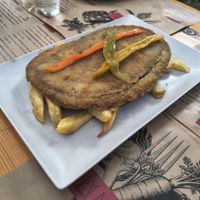 Cachopo de la tierrina con salsa de sidra, patatas fritas y tiras de pimiento asado at El Manglar in Oviedo