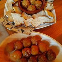 Croquetas y paté de olivas (sabe más a otras cosas) at El Manglar in Oviedo