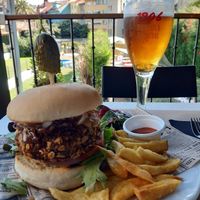 Hamburgesa con patatas at El Manglar in Oviedo