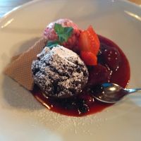 Brownie, Himbeersorbet und Beerensauce at Dolden Mädl in Binz