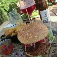 Vegan Burger & Chips at Dolden Mädl in Binz