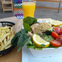 Jugo de maracuyá y papas rústicas. #Veganuary at Vegan Place in Vina Del Mar