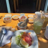 Pan, ensalada, postre, pebre e infusión. (El juego es aparte).  #Veganuary at Vegan Place in Vina Del Mar