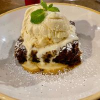 Ginger & Black treacle pudding with toffee sauce en vegan ice-cream £ 8.5 at The Ceilidh Place in Ullapool