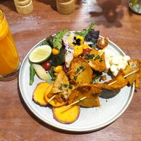 Anticuchos de seitán y zumo (jugo) at Vida Vegan Bistro in Cusco