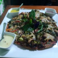 Pizza de vegetais. 19ago2018 at Vida Vegan Bistro in Cusco