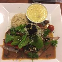 Soy meat with veggies, potato mash and rice 🤗 at Vida Vegan Bistro in Cusco