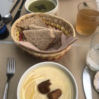 crema fría de nectarina y crema de kale y yuca  at Beganbai in Vitoria Gasteiz